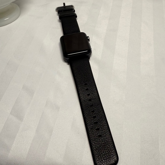 Apple Watch Series 3 (42mm) – Aluminum Case + GPS – Black Leather Band - Picture 2 of 8